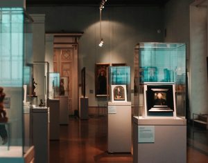 découvrez les trésors culturels du musée et plongez dans l'histoire et l'art lors de votre visite au musée.